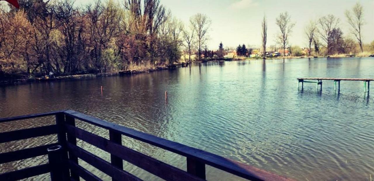 Tavi Panzio Es Etterem Panzió Veresegyház Kültér fotó