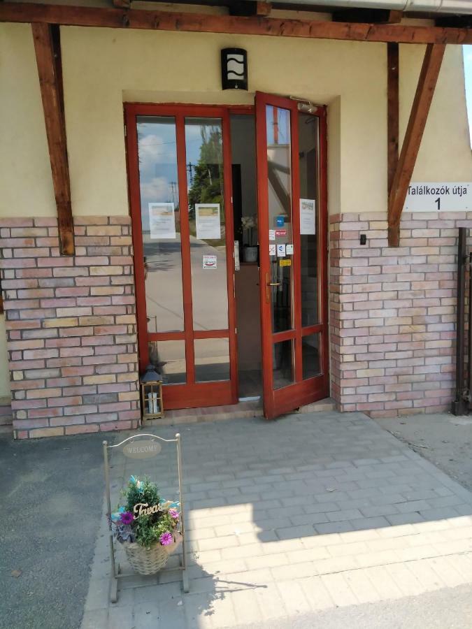 Tavi Panzio Es Etterem Panzió Veresegyház Kültér fotó